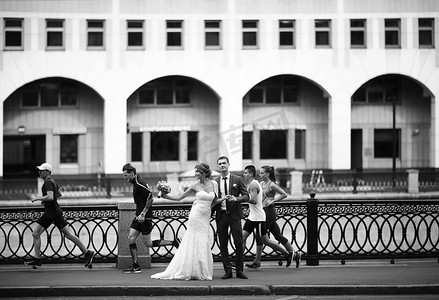 情侣海报摄影照片_婚礼黑白照片海报