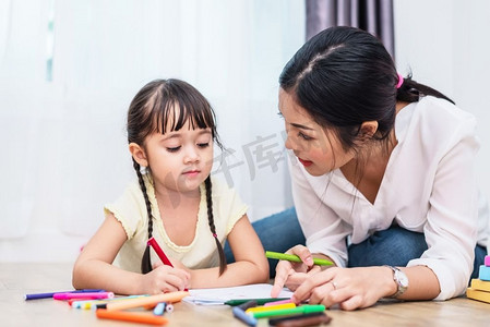 卡通儿童可爱摄影照片_妈妈在美术课上教女儿画画。回到学校和教育的概念。儿童和儿童主题甜蜜的家主题