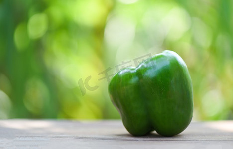 甜甜摄影照片_新鲜的绿色甜甜椒在木和自然绿色背景
