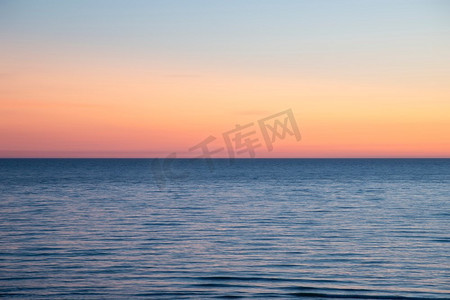 长曝光水摄影照片_美丽的夏天风景五颜六色的天空日落图象在平静的长曝光海