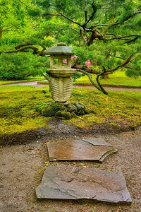 荷兰海牙克林根代尔公园，日本花园中的石灯。荷兰海牙克林根代尔公园日式花园