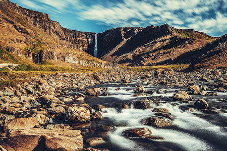 投财纳福摄影照片_冰岛东部美丽的Hengifoss瀑布自然旅游景观。