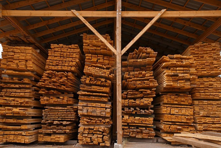 建设厂摄影照片_木板在木材仓库户外，没有人，木材工业，木工.工厂木材加工，木材场锯树林，锯木厂