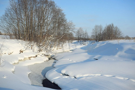 雪冰水摄影照片_三月在小溪上雪冰水