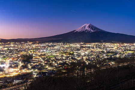 富士山和富士吉田镇日出