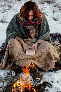 冬季温暖摄影照片_男人温暖了篝火冬天2