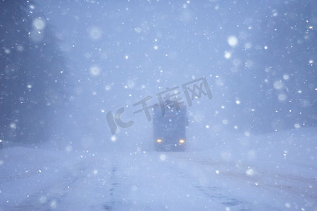 冬天路上的雪和雾风景/看季节性天气危险的道路，冬天孤独的风景