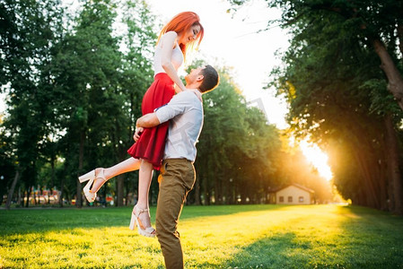 幸摄影照片_浪漫的约会，相爱的情侣，在夏日公园相遇。迷人的女人和年轻的男人幸福地在一起