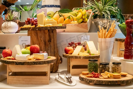 自助餐线上的各种奶酪与各种水果和饼干的木板上