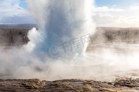 strokkur geysir温泉喷发在黄金圈冰岛。