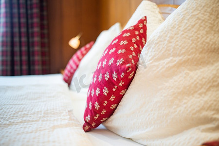 舒适的卧室红枕头hygge