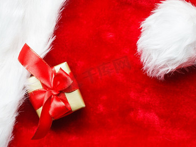 节日，礼物，圣诞节的概念。小金盒与礼品系在红色背景装饰弓