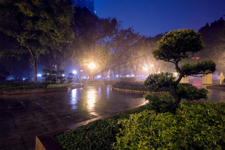 广州人民公园夜间浓雾弥漫。’中国广州。广州人民公园与雾在夜间，中国’