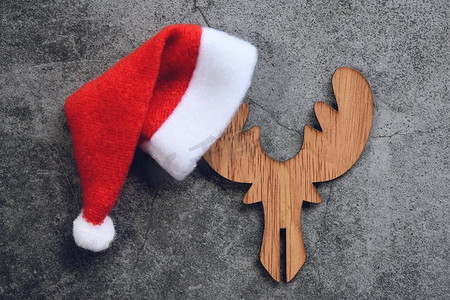 关闭圣诞节帽子假日背景与红色圣诞老人帽子和装饰在一只鹿的圣诞节鹿角和节日快乐新年对象