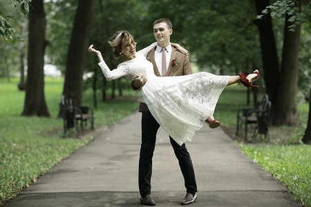婚礼舞蹈在公园的年轻新娘和新郎