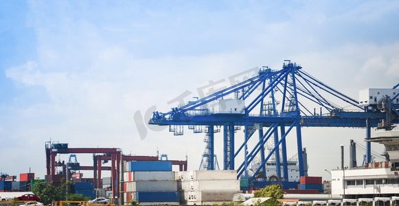 海运货物起重机和集装箱船出口汽车进口业务和港口工业和水路运输物流国际 