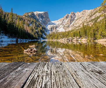 木板雪摄影照片_梦湖和反射山在雪在秋天周围。美国科罗拉多州落基山国家公园。 