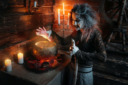 可怕的女巫在锅上念咒语,巫术的黑暗力量,用蜡烛的精神降神会.