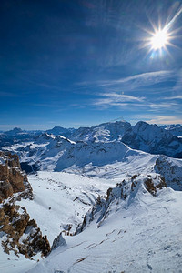 从帕索波尔多伊山口观看意大利滑雪胜地滑雪道和多洛米蒂山脉。意大利阿拉巴。滑雪胜地在多洛米蒂，意大利