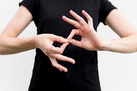 聋哑人用手语交流
