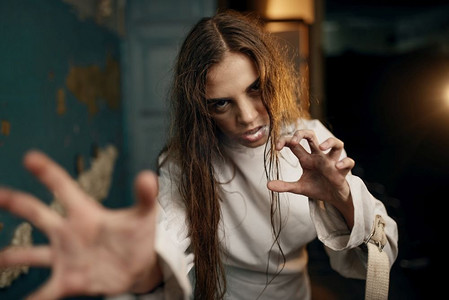 穿着紧身衣的疯狂女病人一怒之下,精神病院.美女头发