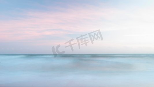美丽的五颜六色的风景图象模糊的波在日落在德文郡英格兰
