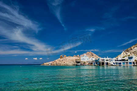 米洛斯摄影照片_希腊村庄Firapotamos在米洛斯岛，希腊。希腊米洛斯的Firapotamos村的海滩