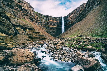 投财纳福摄影照片_冰岛东部美丽的Hengifoss瀑布自然旅游景观。