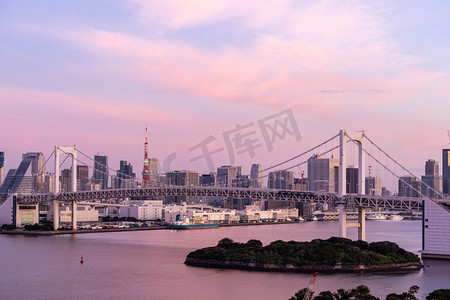 东京湾摄影照片_鸟瞰东京天际线与彩虹桥和东京湾上的东京塔日出黎明黄昏从日本关东东京市的欧台场。
