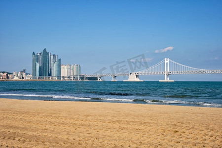 广安桥摄影照片_韩国大型港口城市釜山的光谷里海滩。韩国釜山的Gwangalli Beach
