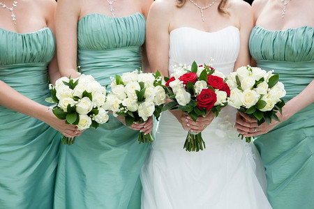 优雅鲜花摄影照片_新娘和伴娘拿着鲜花的特写镜头
