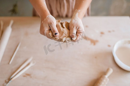 女师傅塑造泥塑、陶艺工作坊。女性成型工作材料。手工陶艺、餐具制作