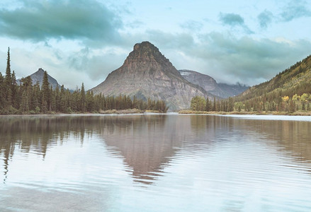 美国蒙大拿州冰川国家公园风景如画的岩石山峰