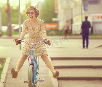 女孩骑自行车春天的早晨