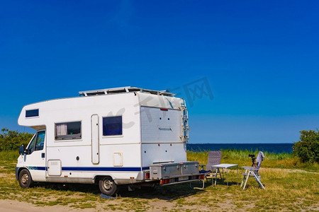 露营者在夏天在海边露营。乘汽车回家。大篷车度假..露营在海边