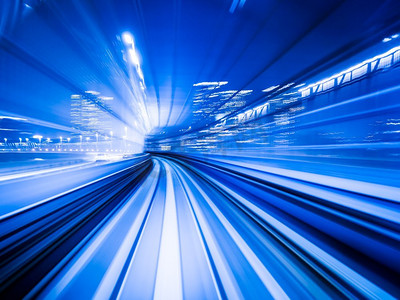 动态火车动态火车摄影照片_在城市铁路隧道移动的运动模糊火车。运动模糊背景摘要。