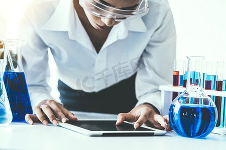 在实验室工作并在试管中检验生物化学样品的女科学家。科学技术研发学习观。