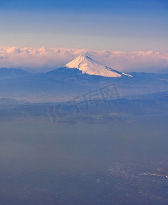 鸟瞰富士山，富士山，日本的地标山。从飞机起飞，而飞行通过富士市静冈日本，