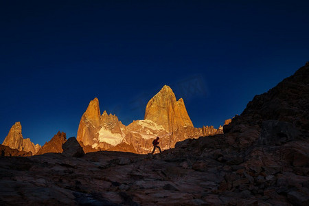 之一摄影照片_著名的Cerro Fitz Roy-阿根廷巴塔哥尼亚最美丽、最难辨认的岩石山峰之一