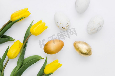 平卧着带花的金色复活节彩蛋