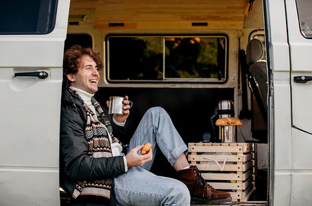 咖啡车摄影照片_男人坐在货车喝他的咖啡