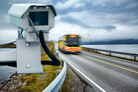 求职陷阱摄影照片_道路上的雷达速度控制摄像头