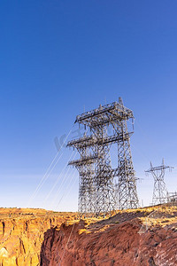 发电厂房屋和电力线在发电大坝在佩奇美国亚利桑那州