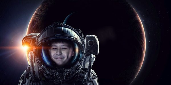 小男孩宇航员在地球上的太空。这张照片由NASA提供。探索外太空。混合媒体