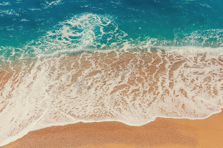 大海沙滩和蓝色的海洋波浪。自然度假背景
