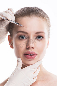 化妆品注射到女性脸隔绝在白色背景。女性面部美容注射