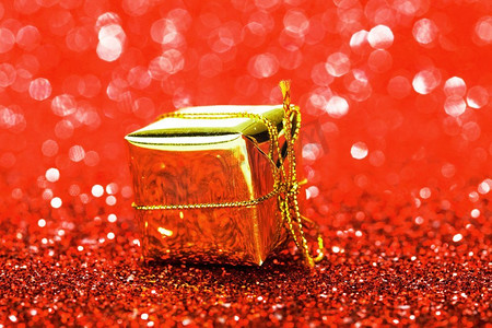 闪闪发光的背景上有节日礼物的装饰性金盒