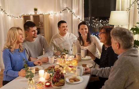 庆祝，节日和人的概念—快乐的家庭有茶话会在家里。快乐的家庭在家里有茶话会
