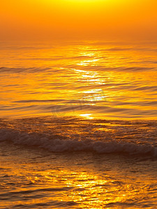 晚海地平线上令人惊叹的五颜六色的落日。一派宁静的景象。自然的背景。风景..美丽的红日落在海面上