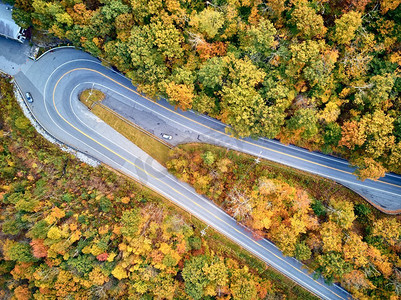 风景莫霍克小道高速公路发夹弯在秋天，马萨诸塞州，美国。秋天在新英格兰。空中无人机射击。 